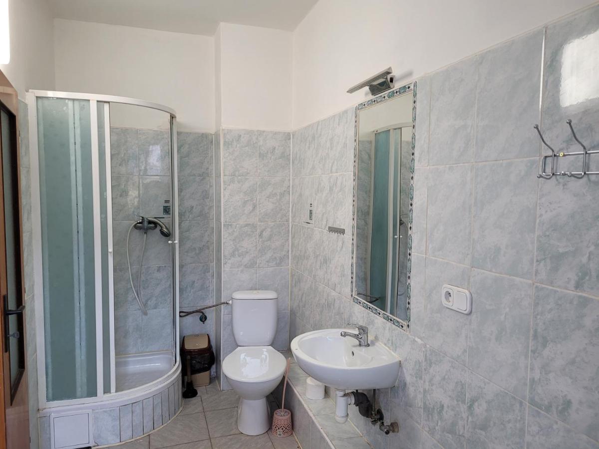 Studentska Apartments การ์โลวีวารี ภายนอก รูปภาพ